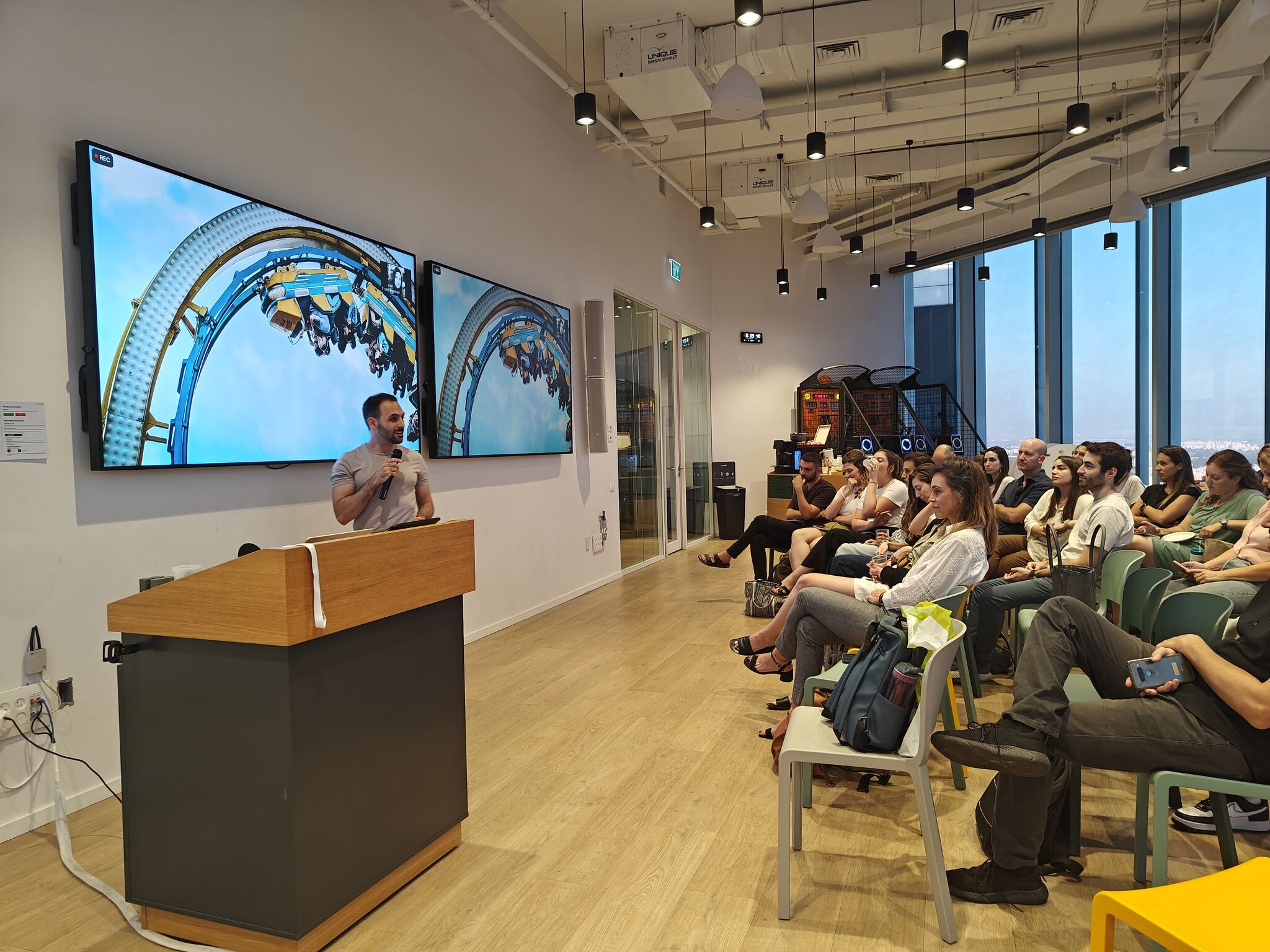 Aviv Braun presenting at the PMM101 Cohort 2 closing session